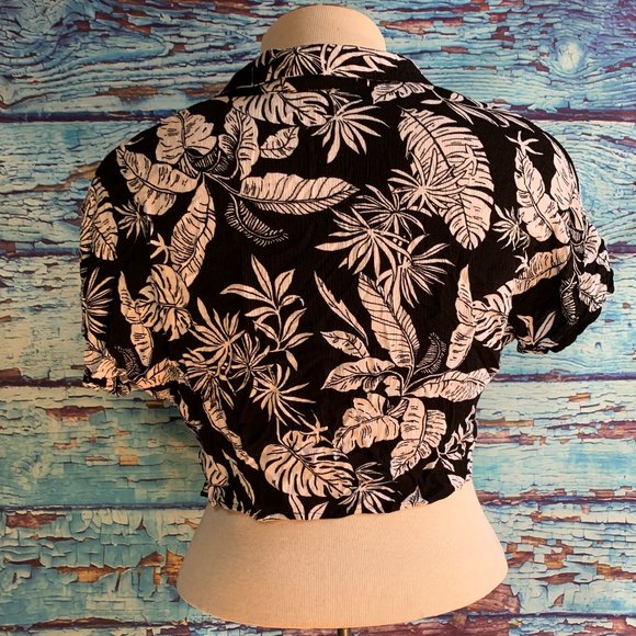 Streetwear Society Cropped Button Up Tie Front Blouse - Picture 6 of 7